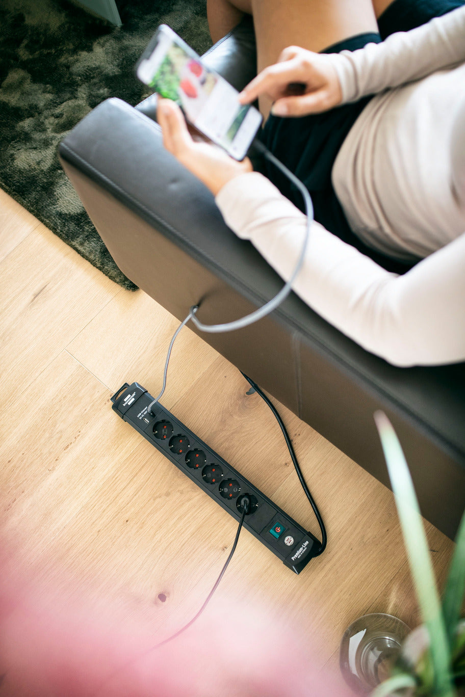 Premium-Line Steckdosenleiste 6-fach mit Schalter und Aufhänge-Vorrichtung (Mehrfachsteckdose mit 3m Kabel und 2x USB, max. 3100mA, Steckdosenleiste Wandmontage, Made in Germany)